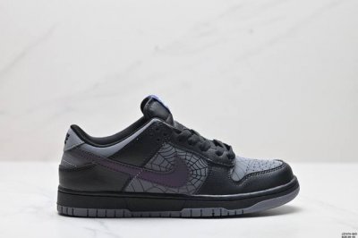 公司级nike Dunk Low Dunk Sb顾名思义，具有经典的dunk血缘，又注入了更多的时尚元素。相较于普通的dunk滑板鞋，改良版的dunk Sb加厚
