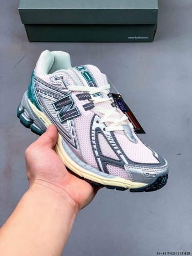 New Balance M1906Ri Nb宝藏老爹鞋款，复古元素叠加，质感超级棒，楦版型材料细节做工精细，货如实拍图 作为Nb最经典的档案鞋型之一，与2002