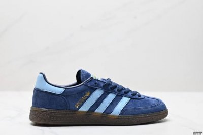 公司级Adidas Handball Spezial 阿迪达斯经典款 复古休闲板鞋 全鞋采用反毛皮制作 牛筋耐磨大底 承载青春情怀的板鞋 经典三条杠装饰鞋侧 品