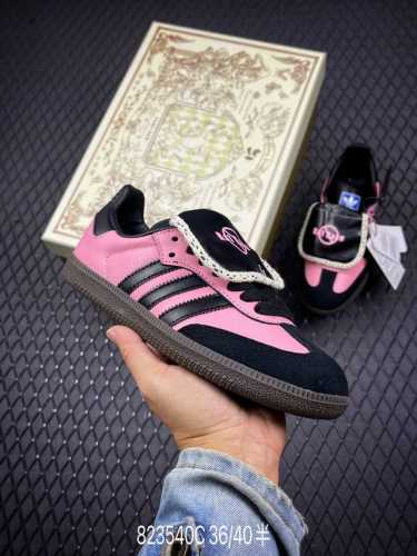 公司级adidas Originals Samba 禁止内卷 此款鞋采用近几年比较流行的版型设计，外观时尚大气。鞋底采用耐磨的材质，穿上它，让您感觉到舒适的体验