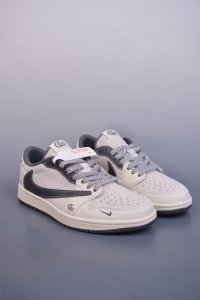 Fragment X Travis Scott X Gucci Air Jordan 1 Low 三方联名倒钩 全新的三方联名低帮倒钩鞋面延续了黑脚趾设计，整双