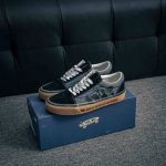 核心私 冲浪文化与街头艺术的私语 vans Hanai 联名系列 黑白主调复古插画 如海风翻起的报纸 带着20世纪胶片感 踩中当下街头节奏 货号 Vno00Os