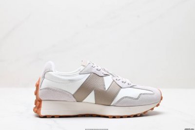 公司级New Balance Ms327 复古休闲运动慢跑鞋 以更纯粹的复古风格设计打造的全新造型 侧身还以解构设计 将 N 字标志以做旧压花样式呈现 官方货号