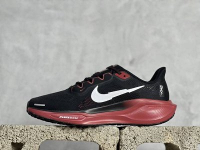 rs Nike Air Zoom Pegasus 41 鞋面采用外层由韧性纱线+内层网眼布的设计，在确保稳定性和耐久性的同时，也保证了贴合舒适及透气性能 此外，