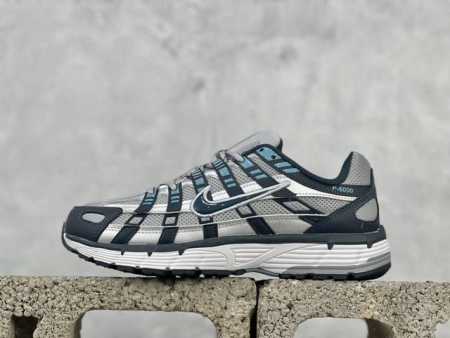 耐克 Nike P-6000 复古技科个性运动老爹鞋。该鞋款鞋采面用纵横交错的覆面，重现 2000 年代鞋跑风格，同时搭配震缓鞋垫，带来舒的适步履体验。Nike - 点击图像关闭