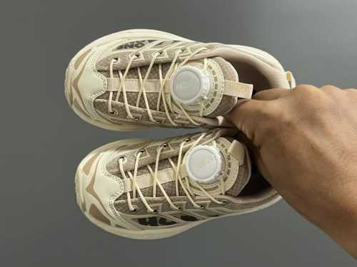 Hoka邦代马法特mafate 2代锁扣儿童运动鞋 Size：26-37码 超爱的hoka系列 穿过一次绝对爱上的款 精致锁扣设计，穿脱方便 耐磨防滑大底，脚感