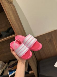 2025新款阿迪儿童一脚蹬拖鞋凉鞋亲子鞋沙滩鞋 size 22 35 童鞋 36-39码 百搭又不失时尚的三条纹 透气性强 舒适不闷脚 橡胶耐磨防滑大底 脚感超