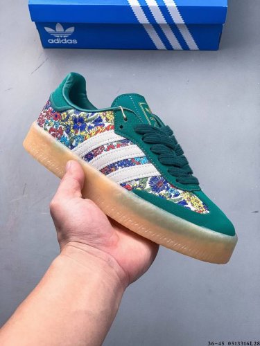 阿迪达斯Adidas Originals Sambae W 百搭单品复古桑巴板鞋 Adidas Sambae W采用了生胶材质的厚底设计，轻松提升身高同时，带来
