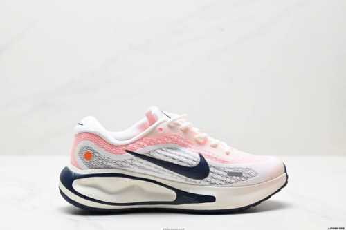 真标Nike Journey Run 2024跑步鞋 使用了新型的缓震材料 脚感偏韧 后跟有加厚的海绵填充 鞋子前掌和后掌做了加宽设计 增加了跑步时的稳定性 织