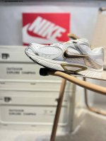Nike V5 Rnr 舒适百搭防滑耐磨 低帮跑步鞋 舒适有型适合日常穿着该鞋款延续千禧年经典设计搭载泡绵中底厚实而轻盈匠心细节巧搭立体耐克勾标志焕新演绎复古跑