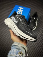 220 B支持放店 公司级小红书推荐Hoka M Clifton 10 全新配色 这个品牌来自于新西兰的毛利语，Hoka表示大地，One One表示飞越，连起来