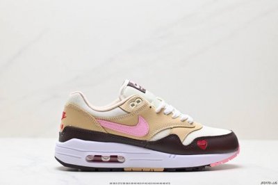 公司级nike Air Max 1 Air Max 气垫 全新配色 鞋身材质均选择皮革、织物、麂皮多种材质覆盖，保证质感的前提下，层次感也相当不错。细节方面，除