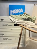 hoka One One Clifton 9 Low 全新配色这个品牌来自于新西兰的毛利语，Hoka表示大地，One One表示飞越，连起来就是飞越地平线，On