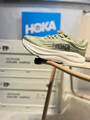 hoka One One Clifton 9 Low 全新配色这个品牌来自于新西兰的毛利语，Hoka表示大地，One One表示飞越，连起来就是飞越地平线，On