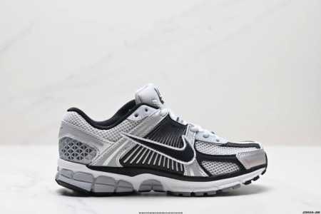 真标耐克nike Zoom Vomero 5 马拉松复古跑五代休闲运动慢跑鞋 货号:Fj415 04 码数:36 36.5 37.5 38 38.5 39 40 - 点击图像关闭
