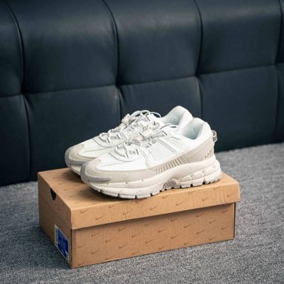 核心私 耐克Nike Zoom Vomero Roam 马拉松复古跑五代休闲运动慢跑鞋 厚底老爹鞋。采用环保纤维革饰片组合网眼布鞋面材质 升级正确后跟Tpu加固