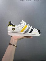 公司级Ad Originals Superstar 经典复古贝壳头板鞋 Jp9310 诞生于1969年 是第一双将全皮面鞋 身与橡胶鞋头结合在一起的低帮篮球鞋