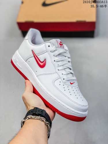 公司级带半码耐克nike Air Force 7 空军一号低帮百搭休闲运动板鞋。柔软、弹性十足的缓震性能和出色的中底设计，横跨复古与现代的外型结合，造就出风靡全