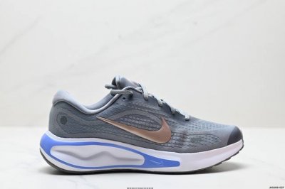 260 公司级Nike Journey Run 2024跑步鞋 使用了新型的缓震材料 脚感偏韧 后跟有加厚的海绵填充 鞋子前掌和后掌做了加宽设计 增加了跑步时的
