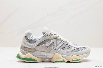 公司级new Balance Nb 9060 鞋款灵感源自设计师本人对夏日的怀日回忆。鞋面大身由空间双格及磨砂鞋面拼接而生，配以柔和、温暖的粉橘色调，夏日氛围拉