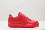 公司级耐克nike Air Force 1 Low 空军一号低帮百搭休闲运动板鞋。柔软、弹性十足的缓震性能和出色的中底设计，横跨复古与现代的外型结合，造就出风靡