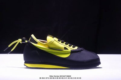 220 Nike/耐克 男女鞋真标半码制，原楦原纸版开发版型，采用移膜牛剖革组合牛津布鞋面材质，内鞋 独立开发薄款大底组合外层松紧束带方式固定鞋套，双层Eva切