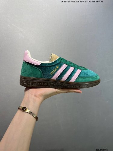 ad Originals Handball Spzl 手球运动员系列百搭休闲运动板鞋 J P9 这款来自阿迪达斯的这款Handball Spzl前身是一双手球运
