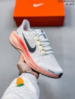 公司级 颠覆式升级！Nike 飞马新鞋 触感柔软，质感升级！随着“耐克 蓝图 系列”在巴黎的盛大发布，全新一代 登月41代 Nike Pegasus 41运动老