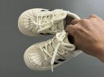 阿迪贝壳头魔术贴软底儿童板鞋 Size：26-37码 经典三条纹贝壳头 优质皮料，质感满满 魔术贴设计，穿脱方便 软底脚感超赞