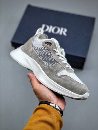 Dior 迪奥 B30运动鞋网纱款新配色秋季新品 重新诠释经典的网球鞋，时尚的廓形突显厚实感。采用全新的拉绒马海毛针织面料，突显柔软触感与富有层次感的流行色彩，