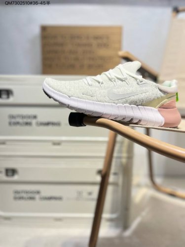 Nike Free Run 5.0 耐克 赤足5.0 轻便透气运动跑步鞋 类似袜子的Nike Free Run 5.0由至少20%的可回收材料制成，旨在从跑步过