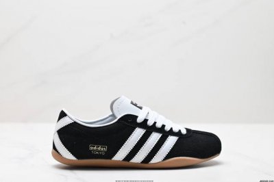 公司级Adida阿迪达斯Tokyo Pack舒适百搭经典休闲运动鞋 此次为Tokyo系列带来三双全新配色，清爽蓝色绒面搭载白色皮革三条纹，增添了复古干净的印象；
