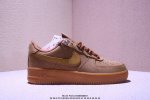 Nk Air Force 1‘07 Low 空军一号低帮休闲板鞋 鞋款采用再生材料制成，混合了皮革、网眼和绒面革。侧面的双 Swooshes、“82”品牌的鞋舌