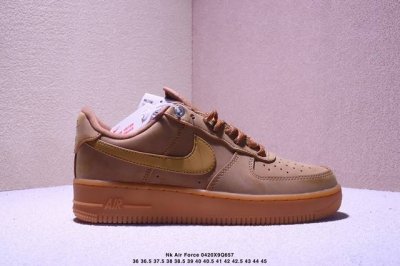 Nk Air Force 1‘07 Low 空军一号低帮休闲板鞋 鞋款采用再生材料制成，混合了皮革、网眼和绒面革。侧面的双 Swooshes、“82”品牌的鞋舌