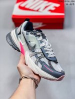 nike 耐克 V2K Run 减震防滑 复古低帮跑步鞋 超火复古跑鞋，采用太空革组合呼吸网眼布鞋面材质，搭载正确4层组合底模，嵌入tpu加固稳定模块,双层md