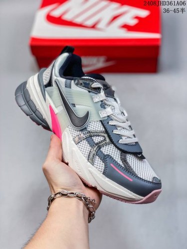 nike 耐克 V2K Run 减震防滑 复古低帮跑步鞋 超火复古跑鞋，采用太空革组合呼吸网眼布鞋面材质，搭载正确4层组合底模，嵌入tpu加固稳定模块,双层md