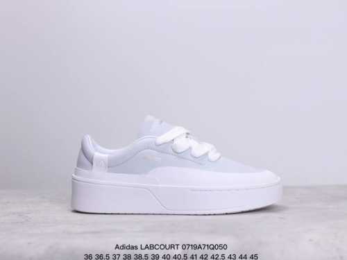 公司级阿迪达斯 Adidas Labcourt 私人订单 实拍首发 鞋面使用了绒毛麂皮 鞋面和鞋底连接处使用了包边处理 看起来更加精致有型 内里也使用了光滑的优