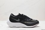 公司级真碳板 Zoomx Vaporfly Next%马拉松二代 使用全新 Vaporweave 科技打造鞋面，中底搭载 Zoomx 缓震科技 中底内里搭配全掌
