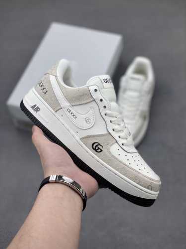 Nike Air Force 1 Low 空军一号低帮百搭休闲运动板鞋。柔软、弹性十足的缓震性能和出色的中底设计，横跨复古与现代的外型结合，造就出风靡全球三十多
