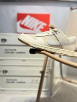 耐克Nike Dunk Low 板鞋Sb系列经典百搭休闲运动板鞋加厚鞋舌的填充 使舒适性大大提升 同时也更方便穿脱中底部分则加入了脚感柔软舒适Zoomair气垫