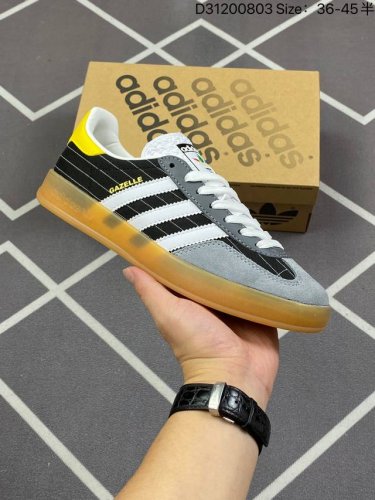 140 阿迪达斯 Adidas Originals Gazelle Indoor 复古三叶草防滑透明橡胶板鞋经典运动鞋。这款经典鞋,忠于原版设计,缀撞色三条纹和