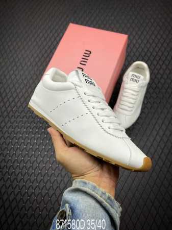Miu Miu “青春跳脱” 24早春款德训鞋 产品详情： Miu Miu新款运动鞋采用绒面革制成，精致考究的做工和材质与轻盈时尚的廓形相得益彰。鞋舌和背面饰有 - 点击图像关闭