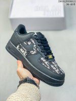 公司级带半码 简介：耐克Nike Air Force 1 Low 空军一号 低帮百搭休闲运动板鞋。柔软、弹性十足的缓震性能和出色的中底设计，横跨复古与现代的外型