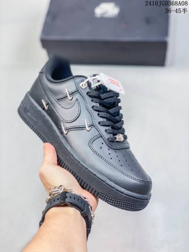 福利特价耐克nike Air Force 7 空军一号低帮百搭休闲运动板鞋。柔软、弹性十足的缓震性能和出色的中底设计，横跨复古与现代的外型结合，造就出风靡全球三