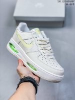 公司级带半码耐克Nike AIR FORCE 7 空军一号低帮百搭休闲运动板鞋。柔软、弹性十足的缓震性能和出色的中底设计，横跨复古与现代的外型结合，造就出风靡全