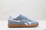 真标reebok锐步官方24新品男女鞋smash休闲复古板鞋德训鞋t头鞋 全合成皮革鞋面，T-Toe上饰有翻毛皮细节，顺应市场上的足球鞋流行趋势。该鞋型下的两款