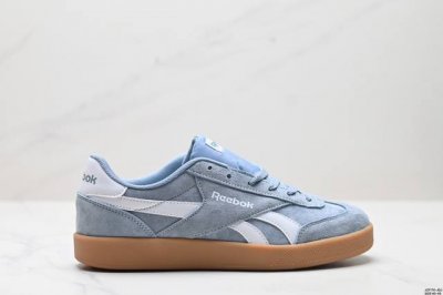 真标reebok锐步官方24新品男女鞋smash休闲复古板鞋德训鞋t头鞋 全合成皮革鞋面，T-Toe上饰有翻毛皮细节，顺应市场上的足球鞋流行趋势。该鞋型下的两款