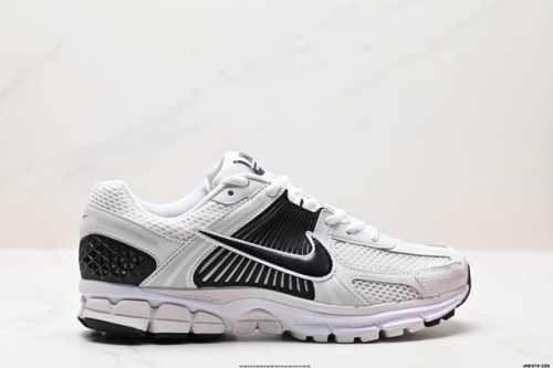 公司级耐克Nike Zoom Vomero 5 马拉松复古跑五代休闲运动慢跑鞋 采用环保纤维革饰片组合网眼布鞋面材质 升级正确后跟Tpu加固 耐弯折热塑框架支撑