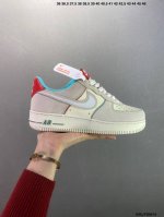 公司级Nike Air Force 1 Low Gs灰白 空军一号 主体采用灰色猪巴和米色皮革，搭配红色蓝色，显档次清新大方，鞋头设计塑就出色贴合感，稳固的后根