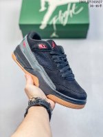 150 jordan/乔丹 原楦开发版型，采用翻毛皮组合粒面牛剖革鞋面材质，缜密定位拉帮及注胶效果，中底Pu内嵌开窗式Air缓震气垫颜值没的说！耐克Nike A